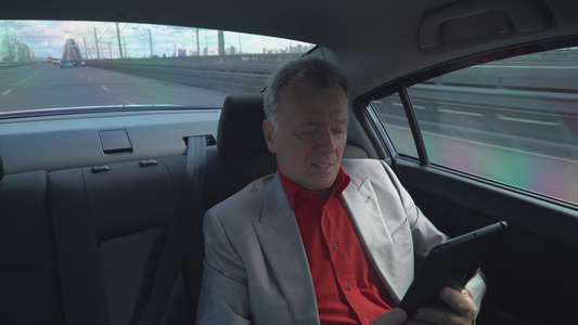 乘坐出租车乘汽车在工作上驾驶的企业家驾驶视频