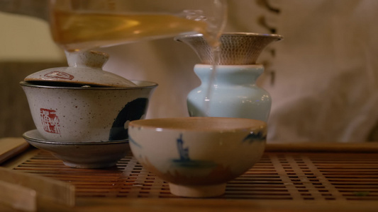茶叶大师在碗里倒热茶和闻香味新鲜饮料视频