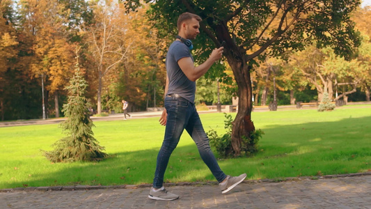 男人在城市公园散步视频
