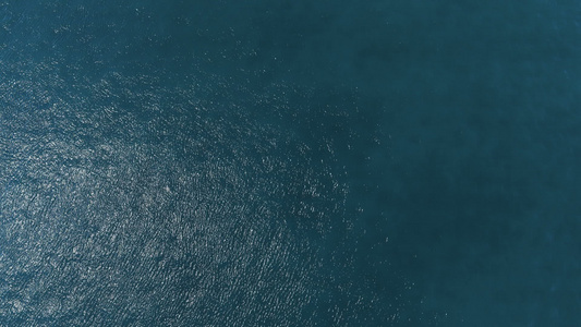 3D慢动作飞过被扰动的海洋水面表面视频