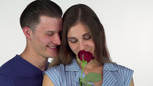 美丽的女人闻着玫瑰的香味她男朋友送给她的视频