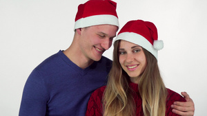 快乐的英俊男人给予圣诞节礼物给他美丽的女朋友10秒视频