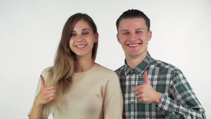 快乐的年轻情侣对着镜头微笑举起拇指9秒视频