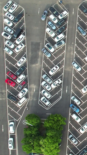 航拍城市停车场道路交通密密麻麻的汽车素材停车素材54秒视频