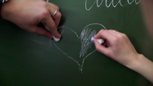 在校学生在粉笔板上吸引人心8秒视频