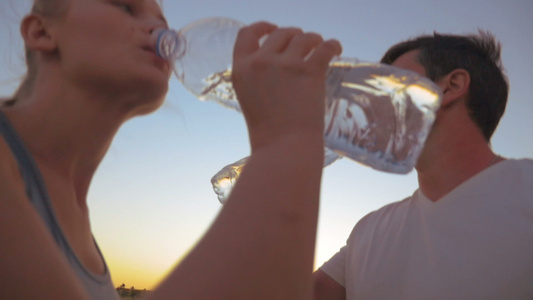 练习后饮用一对夫妇饮用水视频
