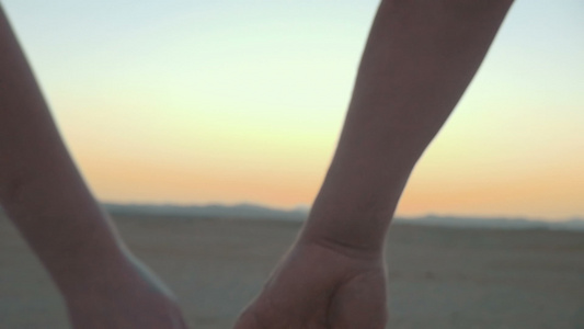 日落时双亲握手相爱的情侣视频