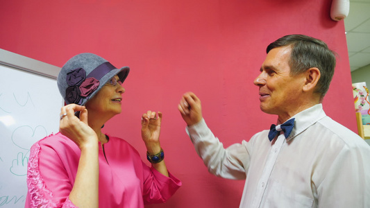 两对老年男女在约会时调情考虑女人的帽子看在女人的份视频
