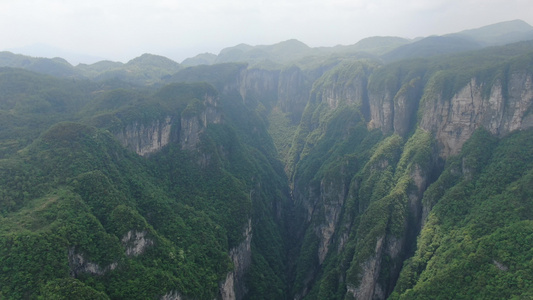 巍峨大山蜿蜒险峻盘山公路航拍视频