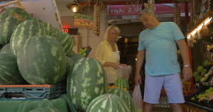 在杂货店中选择水果的成年夫妇44秒视频