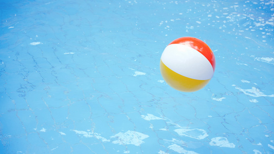 4k充气水球漂浮荡漾游泳池水面视频