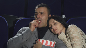 一对恩爱的夫妻在电影院看电影12秒视频