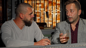 两个朋友在酒吧一起喝威士忌15秒视频