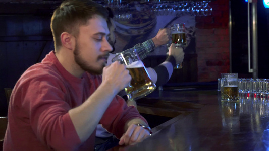 男人在酒吧喝啤酒视频
