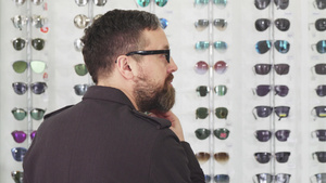 在眼服商店选择眼镜的成年男性客户男客户12秒视频