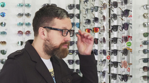 胡子长胡子的男人在眼罩店试戴眼镜10秒视频