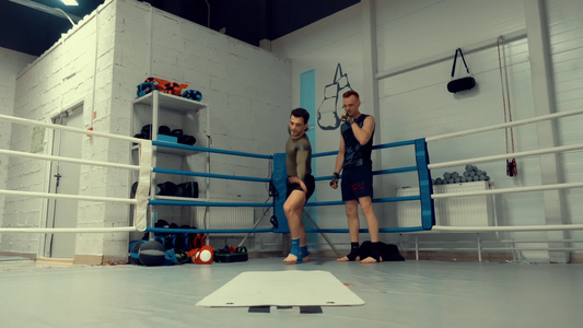 两个男子拳击手在拳击场上做翻滚和暑假的跳伞在健身房视频