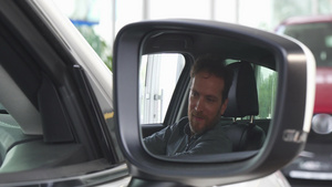 在一辆汽车的侧镜上快乐的人在一辆新的汽车中放松12秒视频