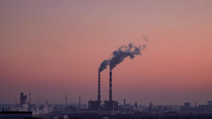 实拍化工厂大烟囱污染排放化工厂日落延时13秒视频