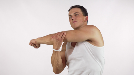 有肌肉运动身体的年轻男子在健身前热身视频