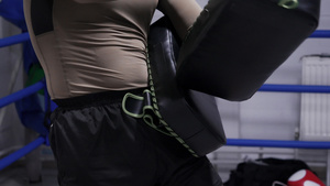 男子拳击手将拳击垫与合作伙伴进行个人训练专业拳击手12秒视频