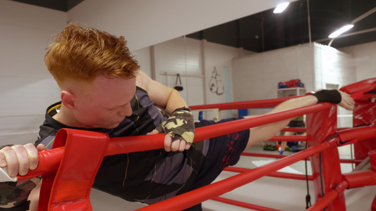 男子拳击手在拳击俱乐部拳击训练前伸展腿跆拳道训练赛前视频