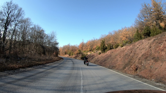 骑摩托车在路上行驶视频