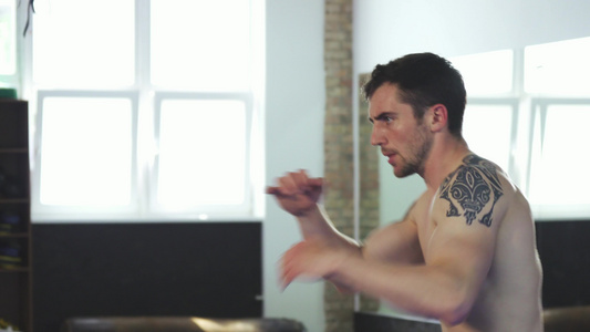 健壮的肌肉男拳手在健身房工作练拳视频
