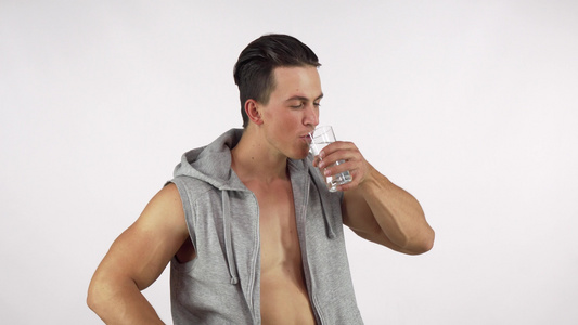 运动运动员在健身房工作后喝着饮用水举起大拇指视频