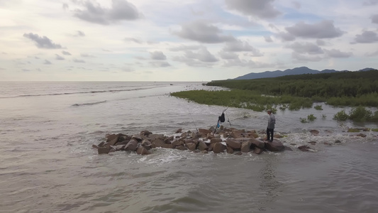 沿海的渔民鱼视频