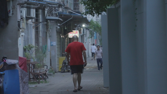 城市老街街坊邻居夏天散步居家生活娱乐运动健身街景【该视频无肖像权，请勿商用】视频