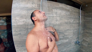 男子在户外淋浴的缓慢运动30秒视频
