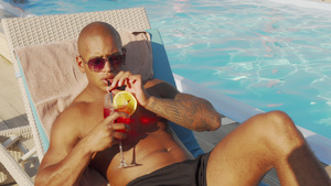 英俊的非洲人在泳池边喝鸡尾酒日光浴10秒视频