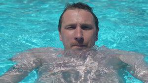 英俊的男性享受游泳17秒视频