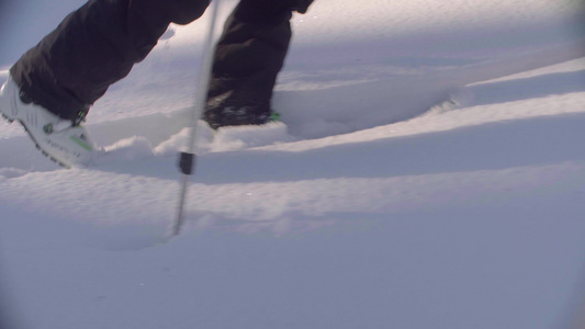 在西比利亚滑雪男子腿在雪地森林滑雪视频