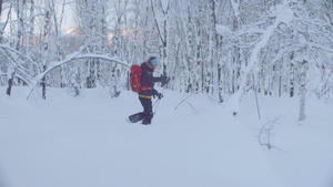 在西伯利亚滑雪一个人在白雪皑皑的森林里滑雪29秒视频