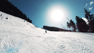 阳光明媚的日子里年轻运动员在班斯科皮林山滑雪—滑雪者30秒视频