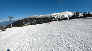 滑雪者在山顶斜坡上滑雪30秒视频
