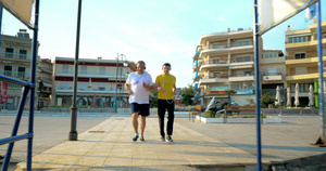 父亲和儿子在度假城市慢跑25秒视频