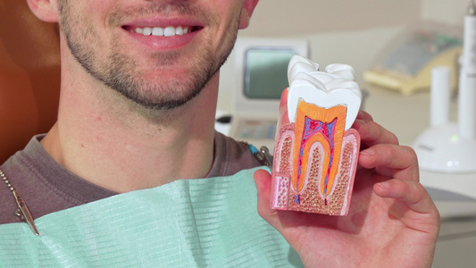 白白健康牙齿男子微笑在诊所装有牙科模具视频