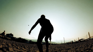 日落时在海滩上打网球的男子21秒视频