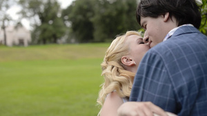 夏天在公园的一对小情侣浪漫约会12秒视频