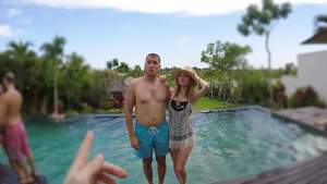 年轻可爱的一对情侣拍了照坠入热带度假别墅游泳池14秒视频