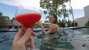 在热带别墅的游泳池里度假17秒视频