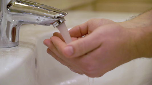 青年男子洗手和脸视频