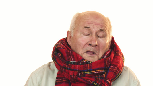 有病的爷爷戴着围巾摸着前额发烧视频