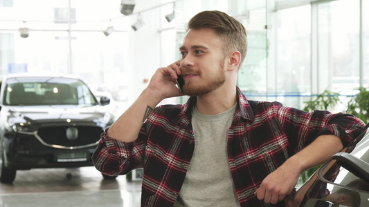 英俊帅哥在汽车经销商的电话里聊天视频