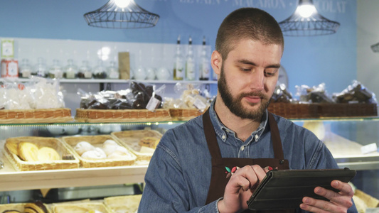 在店铺使用数字平板纸的英俊男子专业面包师视频