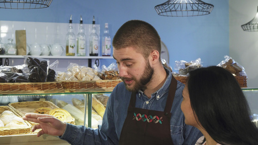 在其店铺工作的专业男面包师帮助其成熟的女性客户视频