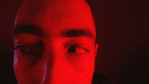 红色恐怖光效下面部表情震惊的男子23秒视频